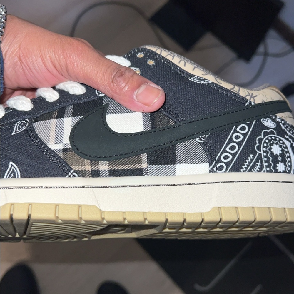 Nike Black and Tan Sneakers Sleek Design